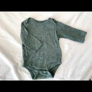 Gap long sleeve bodysuit green 3-6M